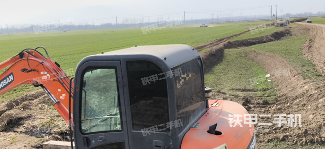 驾驶室顶部（整机外观）