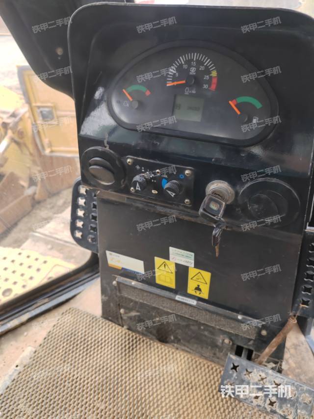 駕駛室操作臺(設(shè)備外觀及核心部件) 駕駛室操作臺(設(shè)備外觀及核心部件)