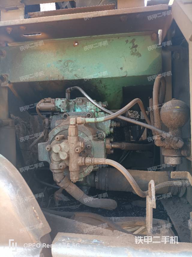 液压泵舱室正面整体（整机外观）