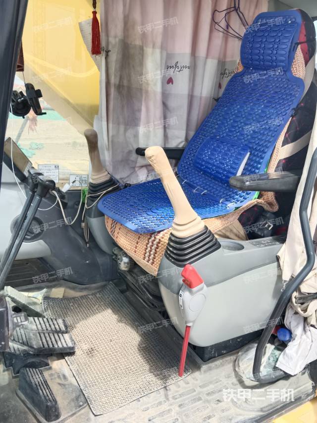 駕駛室整體(整機(jī)外觀) 駕駛室整體(整機(jī)外觀)