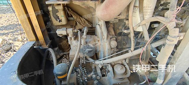 液壓泵艙室正面整體(整機外觀) 液壓泵艙室正面整體(整機外觀)
