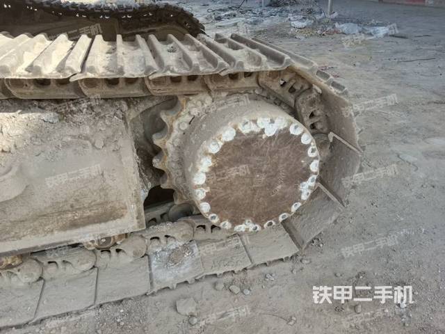 單側(cè)履帶整體(整機(jī)外觀) 單側(cè)履帶整體(整機(jī)外觀)