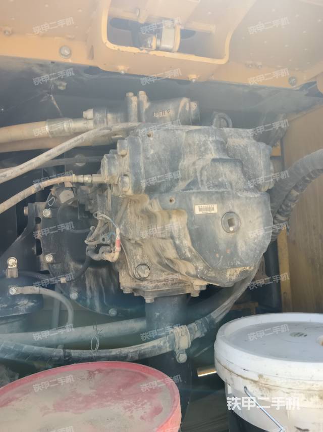 液壓泵艙室正面整體(整機(jī)外觀) 液壓泵艙室正面整體(整機(jī)外觀)