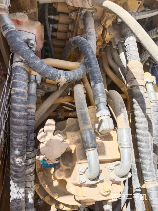 回轉(zhuǎn)馬達(dá)和主控閥(整機(jī)外觀) 回轉(zhuǎn)馬達(dá)和主控閥(整機(jī)外觀)