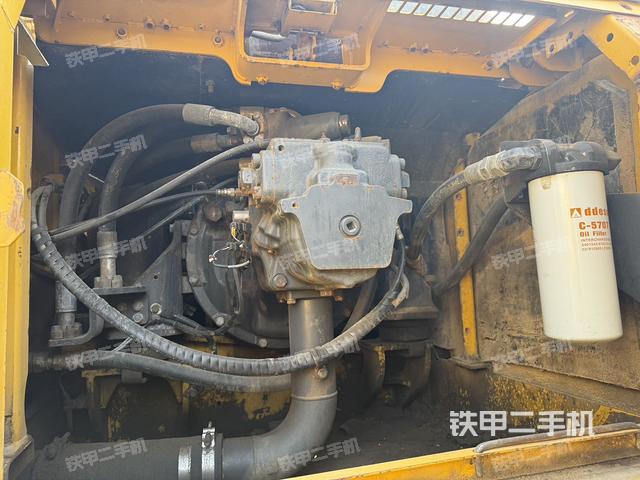 液壓泵艙室正面整體(整機(jī)外觀) 液壓泵艙室正面整體(整機(jī)外觀)