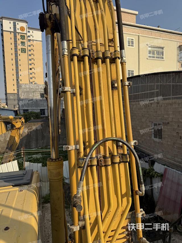 駕駛室頂部(整機(jī)外觀) 駕駛室頂部(整機(jī)外觀)