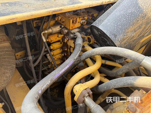 回轉(zhuǎn)馬達(dá)和主控閥(整機(jī)外觀) 回轉(zhuǎn)馬達(dá)和主控閥(整機(jī)外觀)