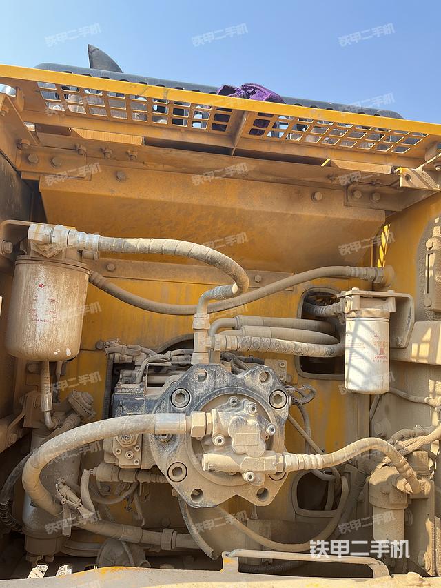 液压泵舱室正面整体（整机外观）