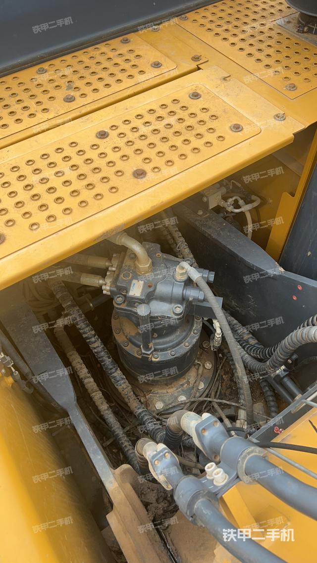 液压泵舱室正面整体（整机外观）