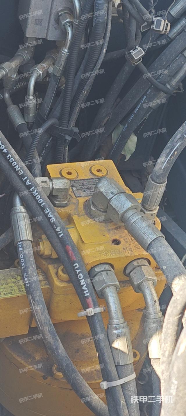 回转马达和主控阀（整机外观）