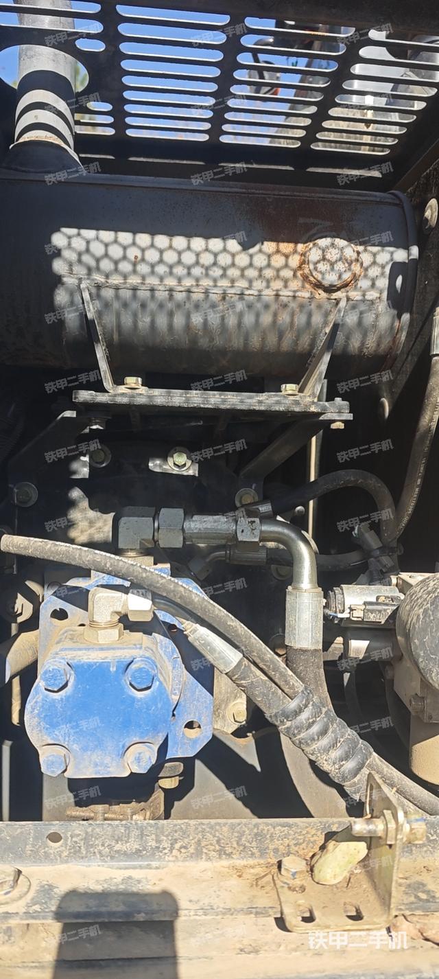 液压泵舱室正面整体（整机外观）