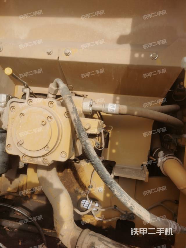 液压泵舱室正面整体（整机外观）