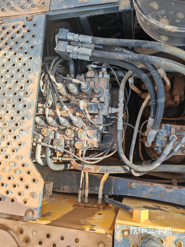 回转马达和主控阀（整机外观）