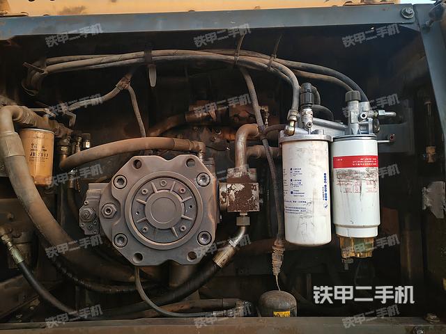 液压泵舱室正面整体（整机外观）