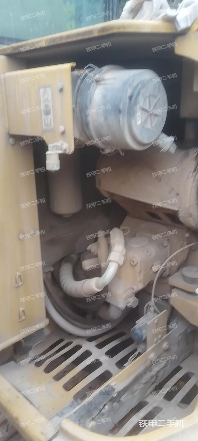 液壓泵艙室正面整體（整機外觀）