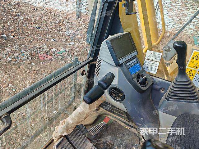 駕駛室整體(整機(jī)外觀) 駕駛室整體(整機(jī)外觀)