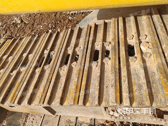 單側(cè)履帶整體(整機(jī)外觀) 單側(cè)履帶整體(整機(jī)外觀)