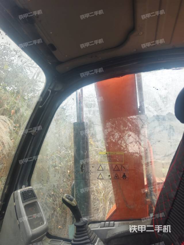 駕駛室整體(整機(jī)外觀) 駕駛室整體(整機(jī)外觀)