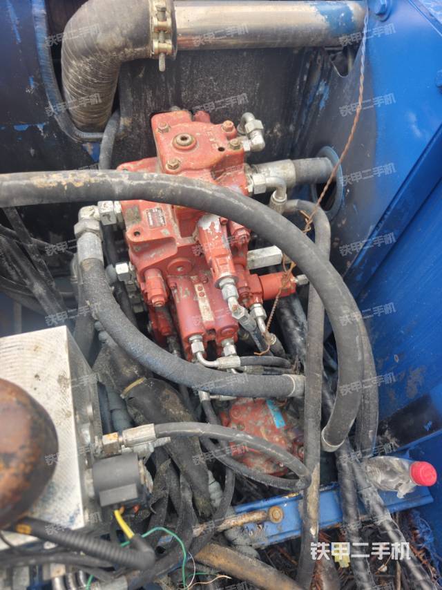 回轉(zhuǎn)馬達(dá)和主控閥（整機(jī)外觀）