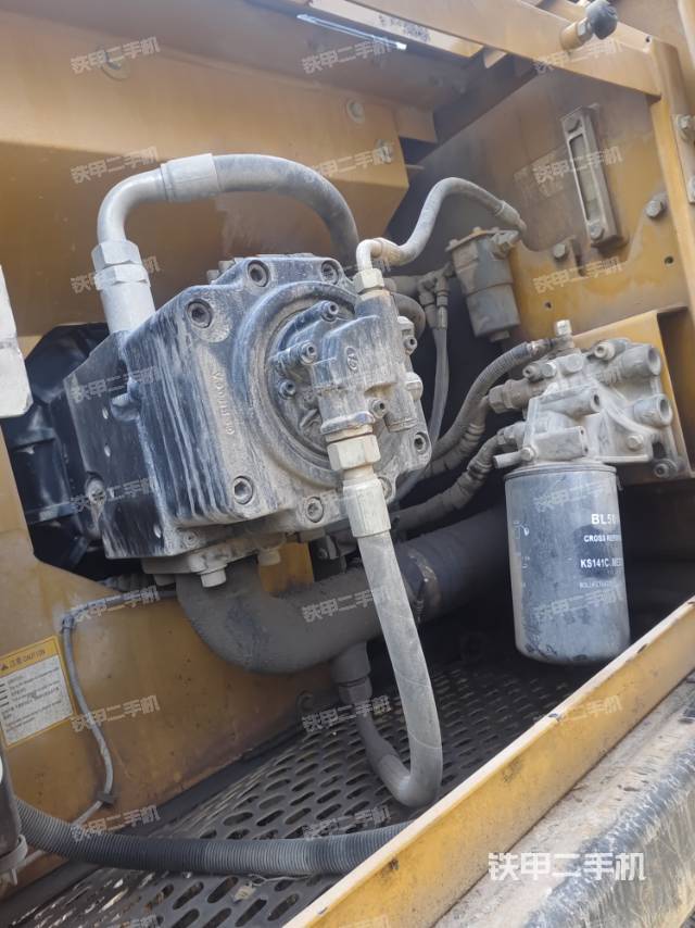 液壓泵艙室正面整體(整機(jī)外觀) 液壓泵艙室正面整體(整機(jī)外觀)