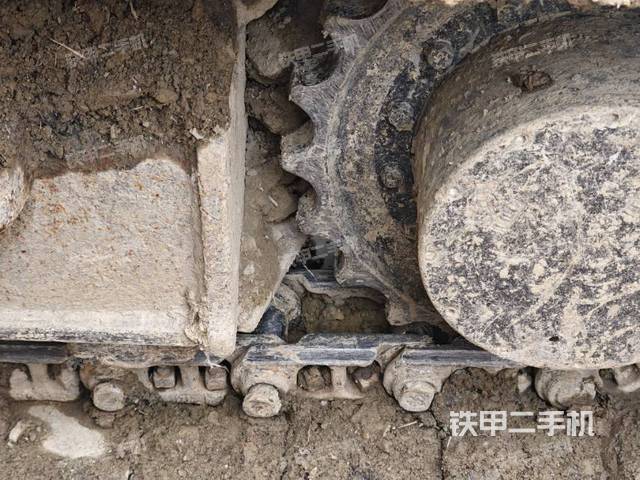 單側(cè)履帶整體(整機(jī)外觀) 單側(cè)履帶整體(整機(jī)外觀)