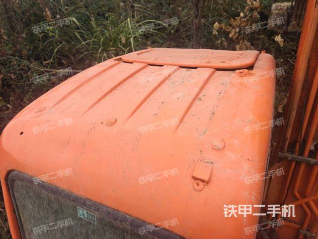 駕駛室頂部(整機(jī)外觀) 駕駛室頂部(整機(jī)外觀)