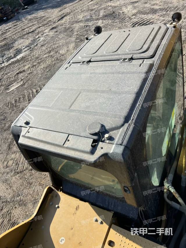 驾驶室顶部（整机外观）