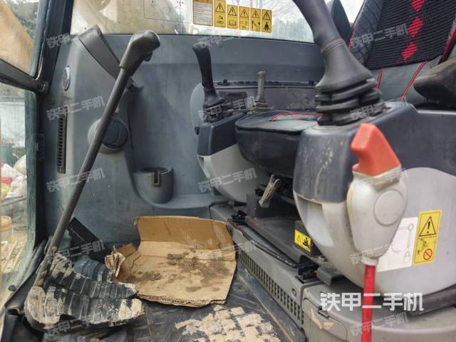 駕駛室整體(整機(jī)外觀) 駕駛室整體(整機(jī)外觀)