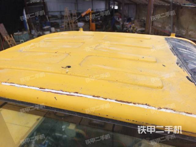 駕駛室頂部(整機(jī)外觀) 駕駛室頂部(整機(jī)外觀)