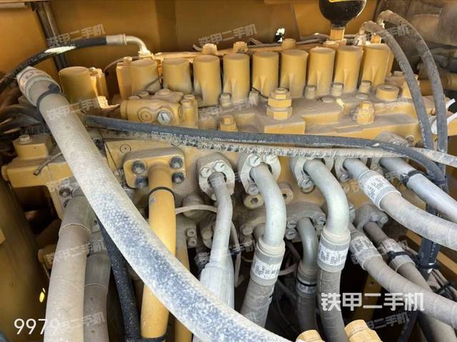 液压泵舱室正面整体（整机外观）