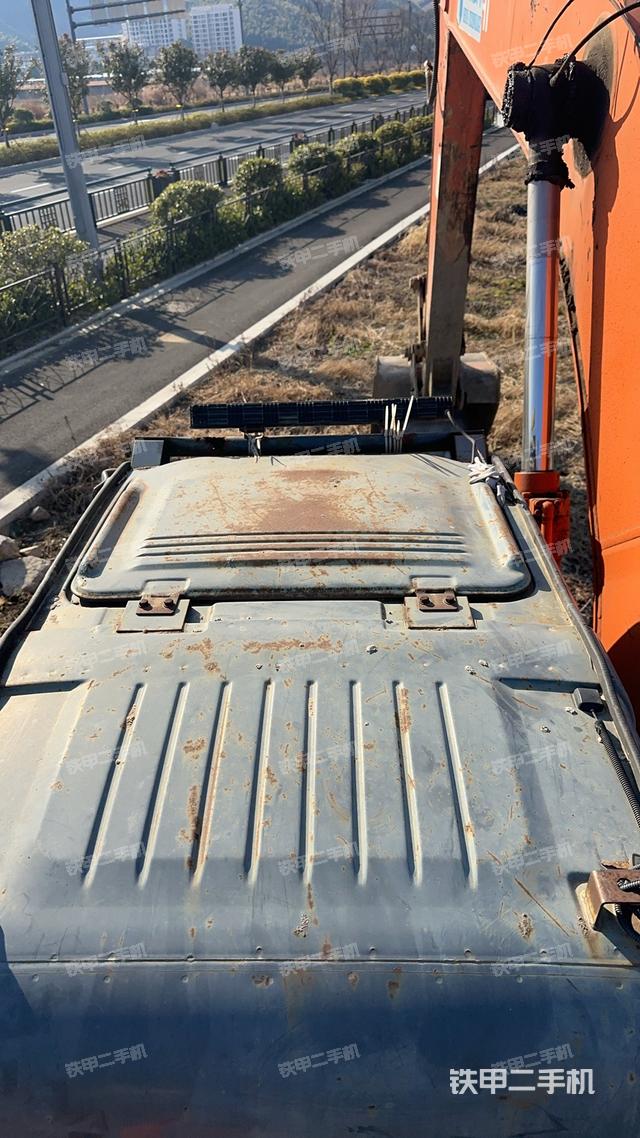 駕駛室頂部(整機(jī)外觀) 駕駛室頂部(整機(jī)外觀)