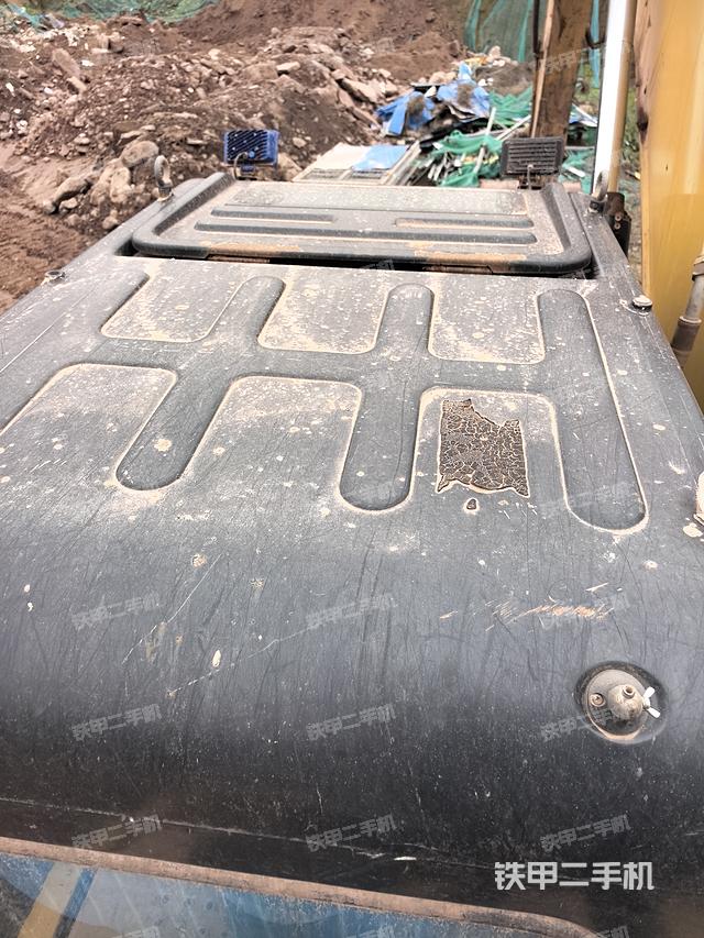 駕駛室頂部(整機(jī)外觀) 駕駛室頂部(整機(jī)外觀)