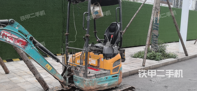 駕駛室整體(整機(jī)外觀) 駕駛室整體(整機(jī)外觀)