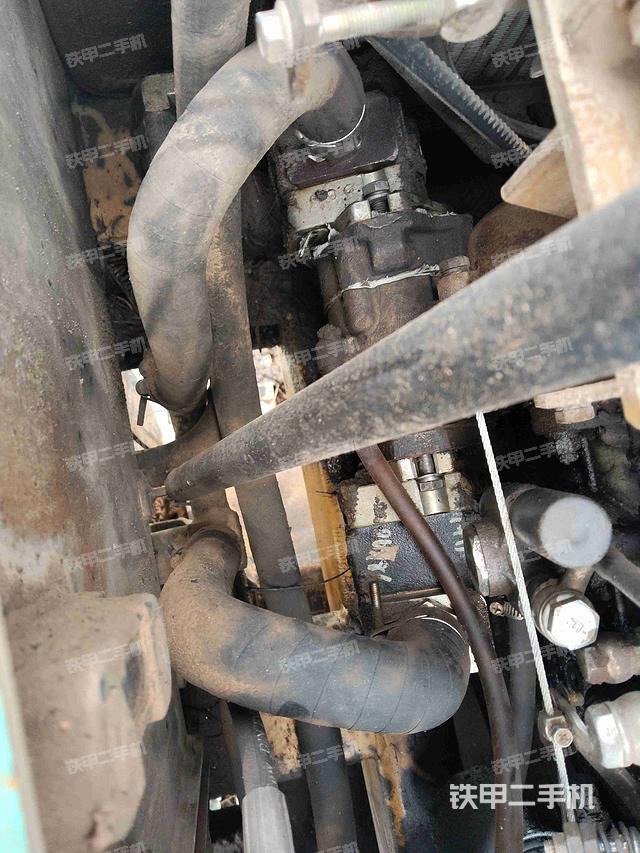 液压泵舱室正面整体（整机外观）