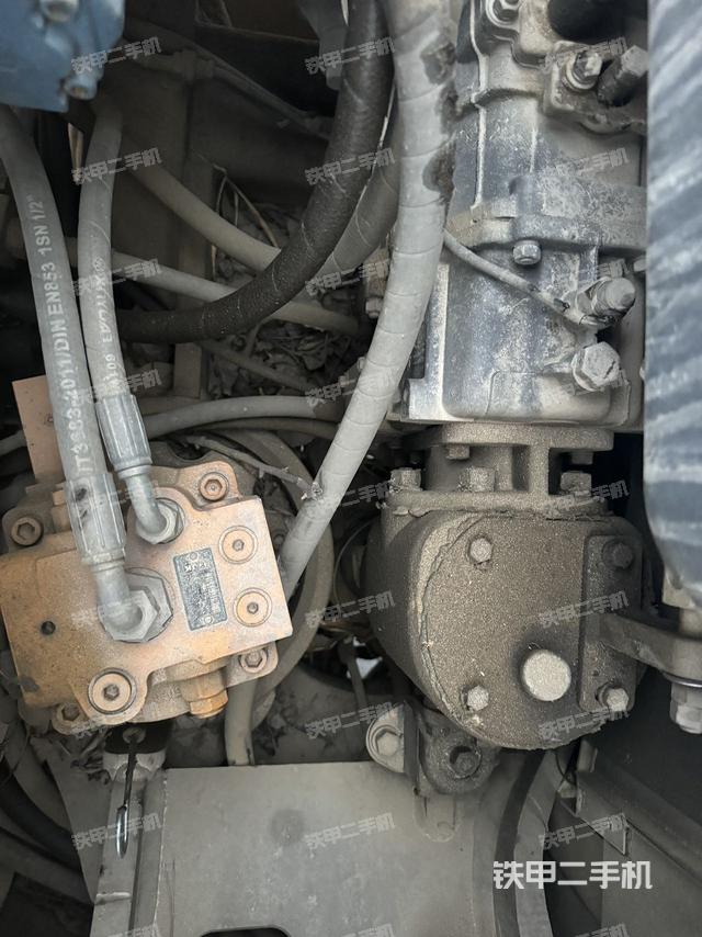 回轉(zhuǎn)馬達(dá)和主控閥（整機(jī)外觀）