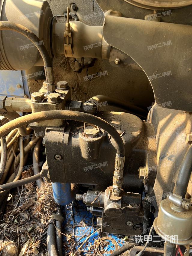 液壓泵艙室正面整體（整機外觀）