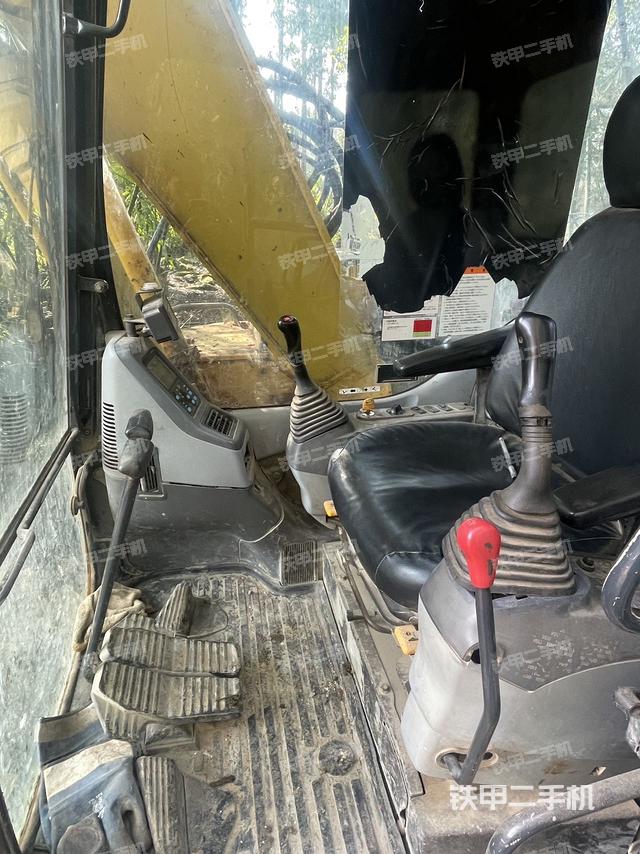 駕駛室整體(整機外觀) 駕駛室整體(整機外觀)