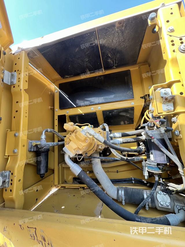 液壓泵艙室正面整體（整機外觀）