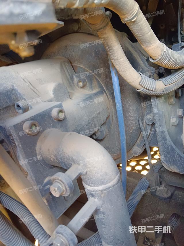 液压泵舱室正面整体（整机外观）