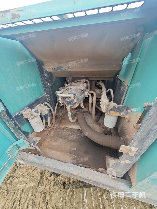 液压泵舱室正面整体（整机外观）