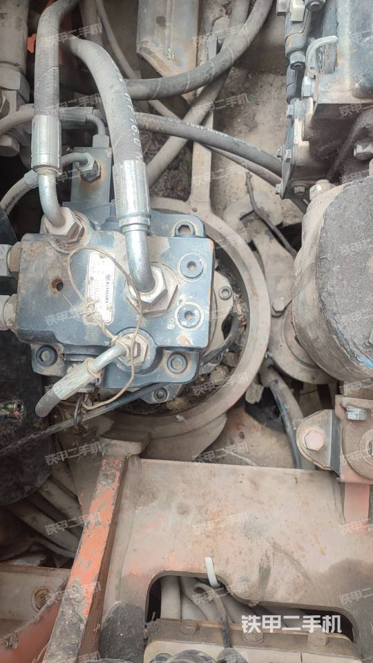 回转马达和主控阀（整机外观）