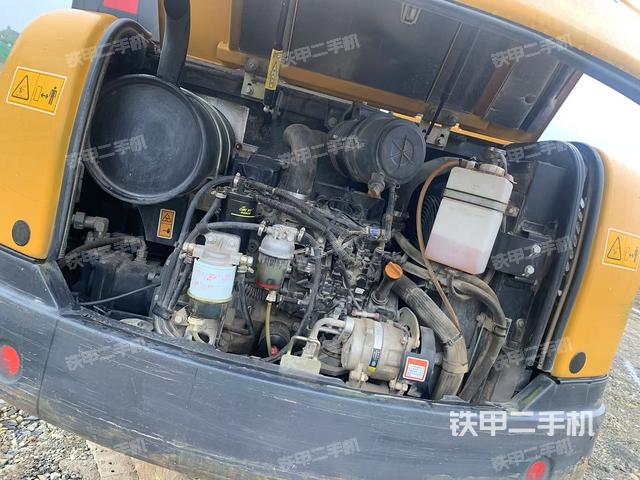 回轉(zhuǎn)馬達和主控閥(整機外觀) 回轉(zhuǎn)馬達和主控閥(整機外觀)