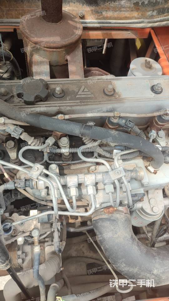 液压泵舱室正面整体（整机外观）