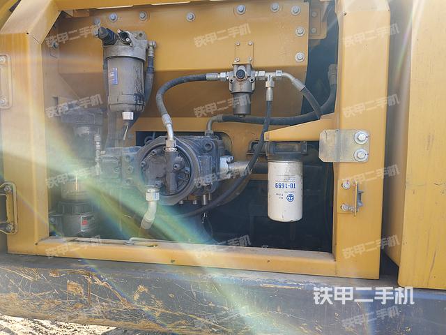 液壓泵艙室正面整體（整機外觀）