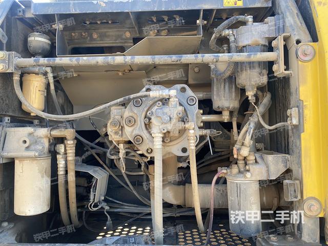 液压泵舱室正面整体（整机外观）