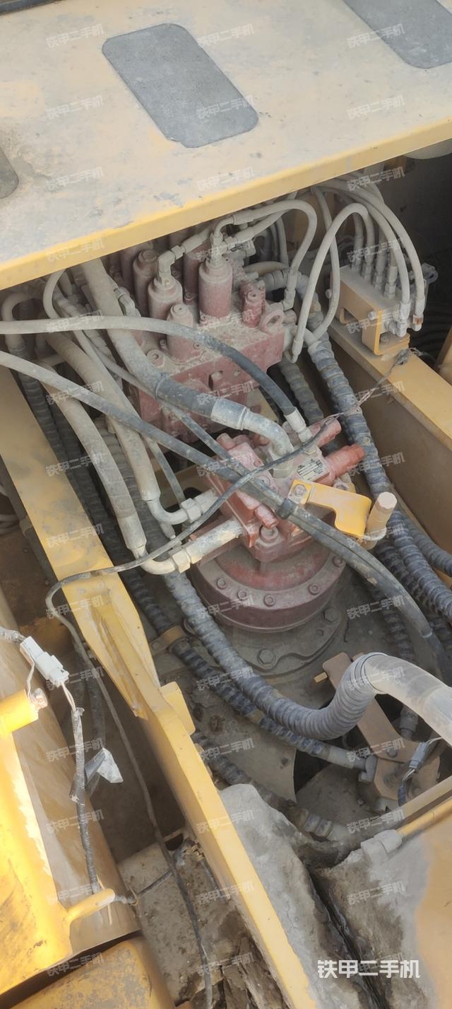 回转马达和主控阀（整机外观）