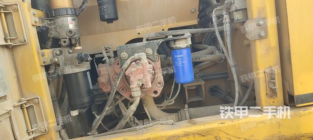 液压泵舱室正面整体（整机外观）