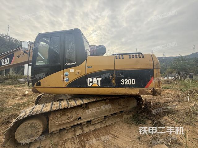 單側(cè)履帶整體(整機(jī)外觀) 單側(cè)履帶整體(整機(jī)外觀)