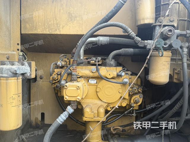 液壓泵艙室正面整體(整機(jī)外觀) 液壓泵艙室正面整體(整機(jī)外觀)