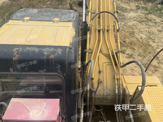 駕駛室頂部(整機(jī)外觀) 駕駛室頂部(整機(jī)外觀)